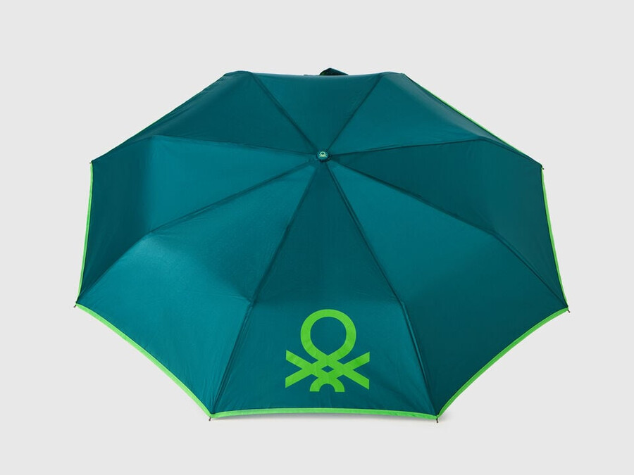 grüner regenschirm