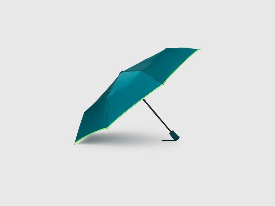 grüner regenschirm