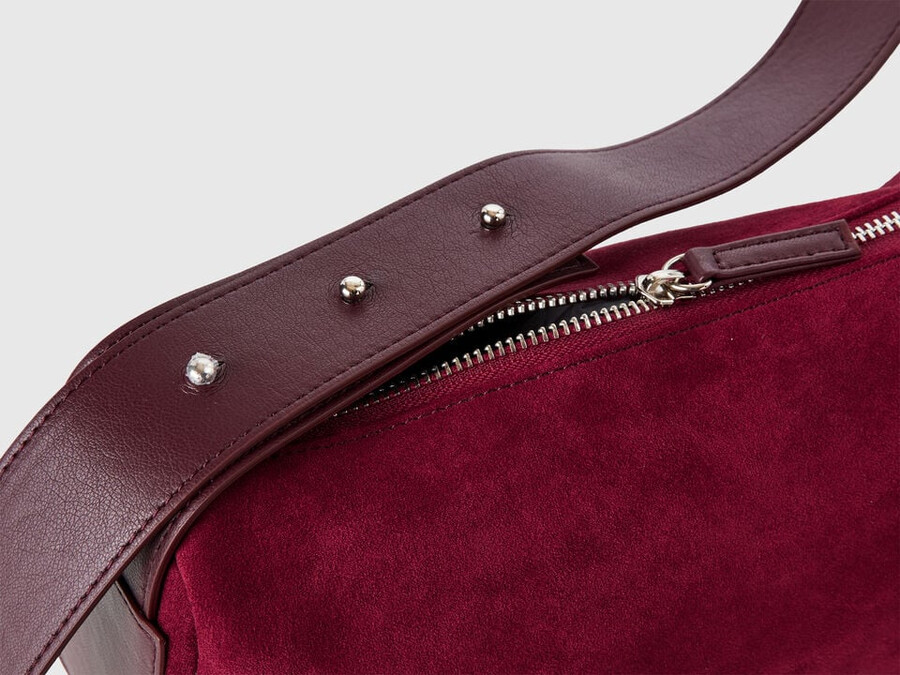 schultertasche in wildlederoptik