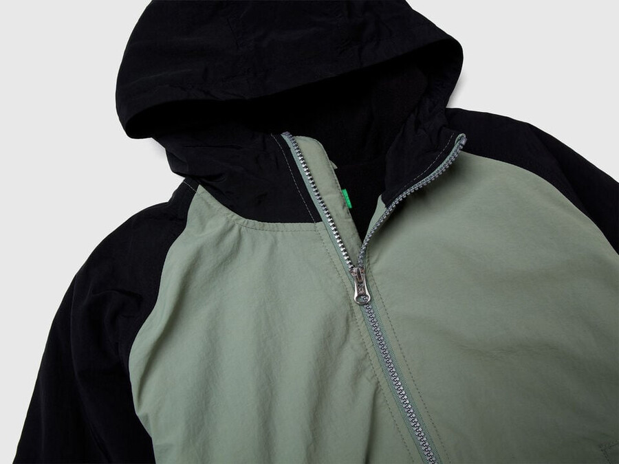 nylonjacke mit kapuze